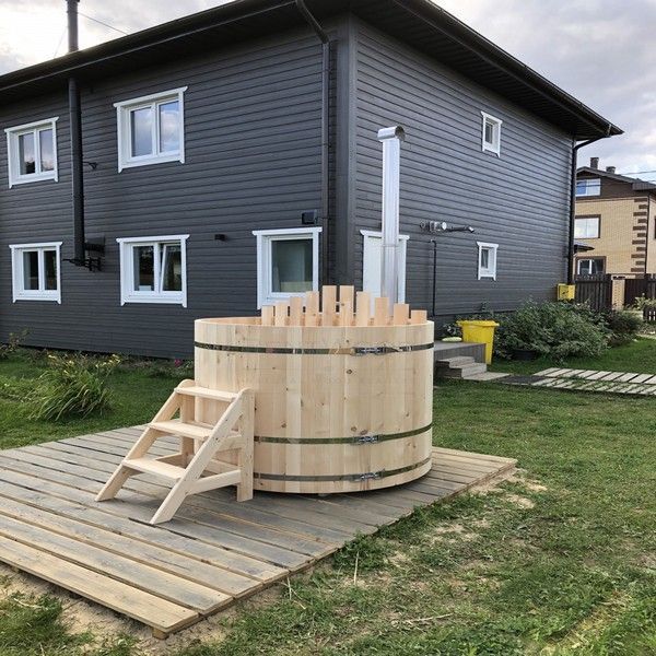 Фурако из кедра диаметр 1,5 м с внутренней печкой. Премиум фотография